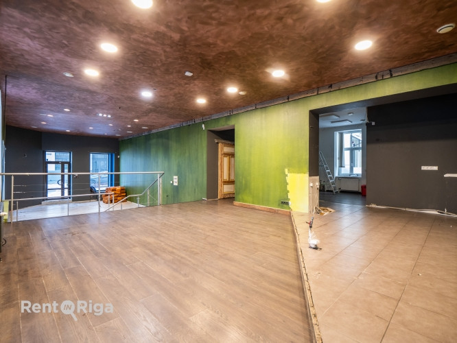 Komerctelpas ar plašiem skatlogiem lieliskā lokācijā!  Telpas izvietotas 3 līmeņos: Ieeja no Rīga - foto 7