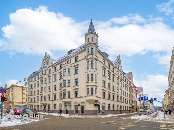 Komerctelpas ar plašiem skatlogiem lieliskā lokācijā!  Telpas izvietotas 3 līmeņos: Ieeja no Rīga - foto 1