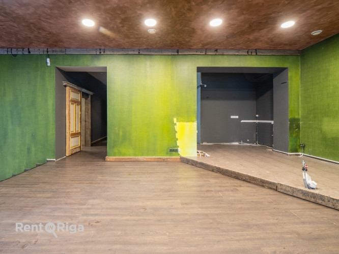 Komerctelpas ar plašiem skatlogiem lieliskā lokācijā!  Telpas izvietotas 3 līmeņos: Ieeja no Rīga - foto 8