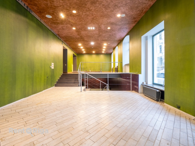 Komerctelpas ar plašiem skatlogiem lieliskā lokācijā!  Telpas izvietotas 3 līmeņos: Ieeja no Rīga - foto 3