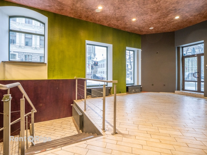 Komerctelpas ar plašiem skatlogiem lieliskā lokācijā!  Telpas izvietotas 3 līmeņos: Ieeja no Rīga - foto 5