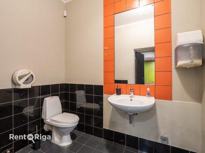 Komerctelpas ar plašiem skatlogiem lieliskā lokācijā!  Telpas izvietotas 3 līmeņos: Ieeja no Rīga - foto 9