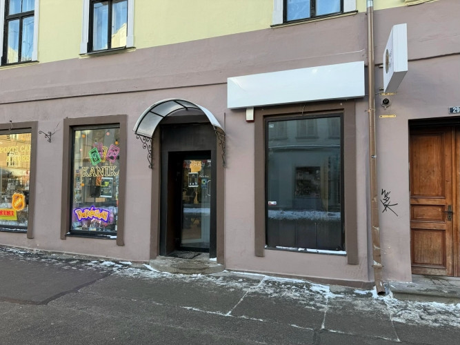 Tiek iznomātas telpas ļoti aktīvā lokācijā. Gaišas telpas ar lielu skatlogu, sanitārais Rīga - foto 1