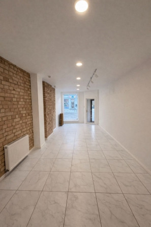 Tiek iznomātas telpas ļoti aktīvā lokācijā. Gaišas telpas ar lielu skatlogu, sanitārais Rīga - foto 3