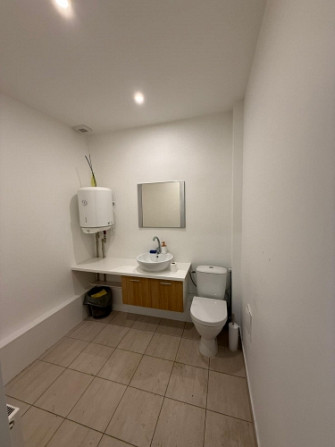 Tiek iznomātas telpas ļoti aktīvā lokācijā. Gaišas telpas ar lielu skatlogu, sanitārais Rīga - foto 5