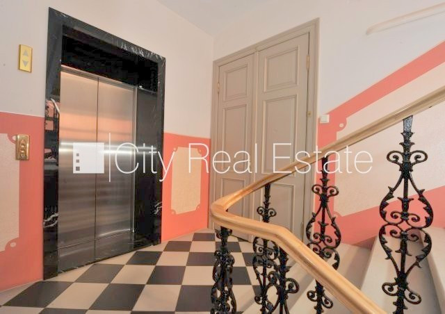 Pagalma ēka, slēgts pagalms, vieta automašīnai, ieeja no pagalma, mansards, ir lifts, plašs Rīgas rajons - foto 13