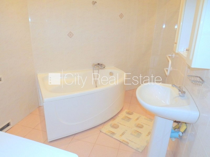 Pagalma ēka, slēgts pagalms, vieta automašīnai, ieeja no pagalma, mansards, ir lifts, plašs Rīgas rajons - foto 11