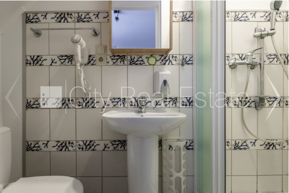 Fasādes māja, labiekārtots apzaļumots pagalms, slēgts pagalms, iežogota teritorija ar koka Rīga - foto 11