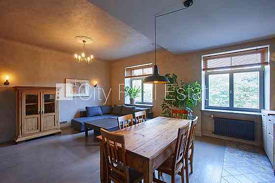 Фасадный дом, кирпичные стены, вход с улицы, лифт, лестничная клетка после Рига