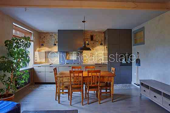 Фасадный дом, кирпичные стены, вход с улицы, лифт, лестничная клетка после Рига