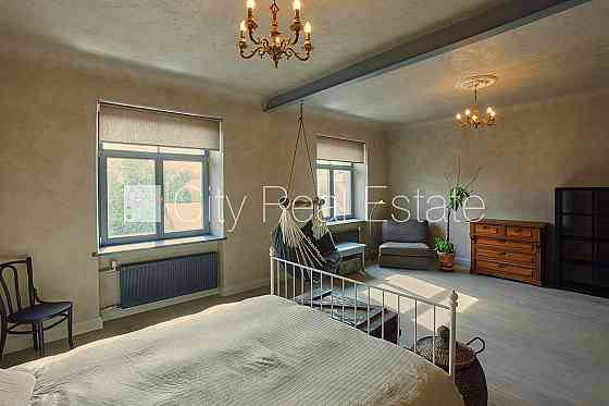 Фасадный дом, кирпичные стены, вход с улицы, лифт, лестничная клетка после Рига