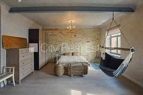 Фасадный дом, кирпичные стены, вход с улицы, лифт, лестничная клетка после Рига