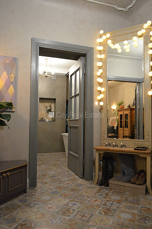 Фасадный дом, кирпичные стены, вход с улицы, лифт, лестничная клетка после Рига - изображение 11