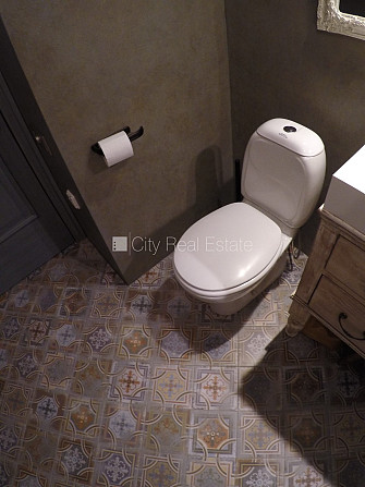 Фасадный дом, кирпичные стены, вход с улицы, лифт, лестничная клетка после Рига - изображение 17