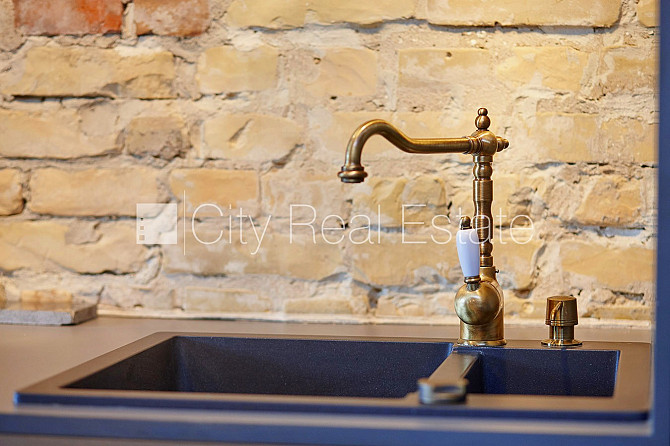 Фасадный дом, кирпичные стены, вход с улицы, лифт, лестничная клетка после Рига - изображение 9