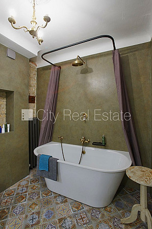 Фасадный дом, кирпичные стены, вход с улицы, лифт, лестничная клетка после Рига - изображение 14