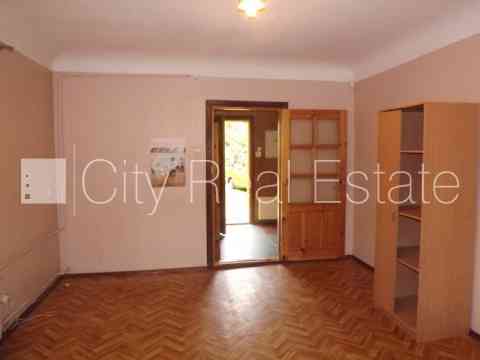 Фасадный дом, лестничная клетка после косметического ремонта, одна Rīga