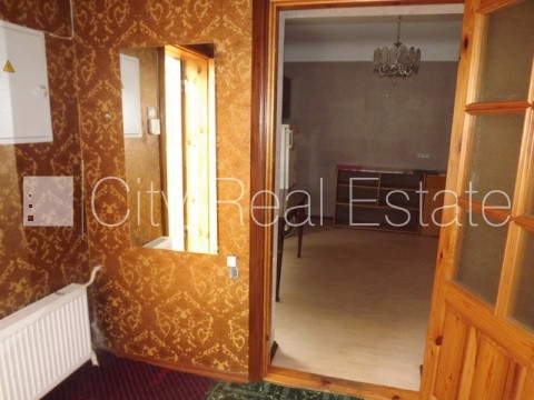 Fasādes māja, kāpņu telpa pēc kosmētiskā remonta, viena istaba izolēta, studio tipa, Rīga - foto 8