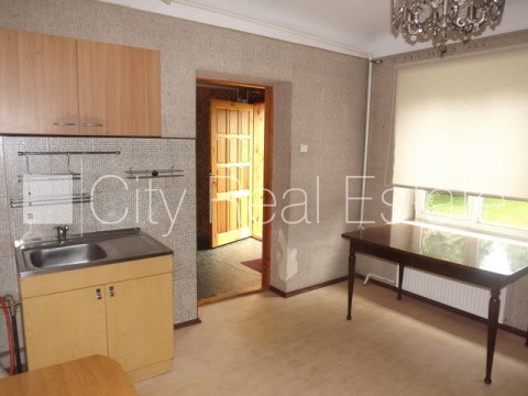 Fasādes māja, kāpņu telpa pēc kosmētiskā remonta, viena istaba izolēta, studio tipa, Rīga - foto 10