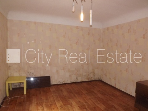 Fasādes māja, kāpņu telpa pēc kosmētiskā remonta, viena istaba izolēta, studio tipa, Rīga - foto 7