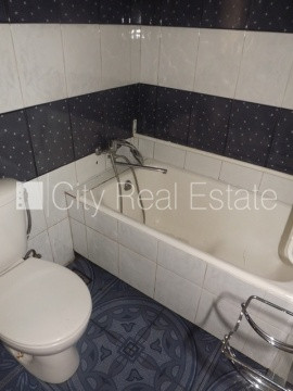 Fasādes māja, kāpņu telpa pēc kosmētiskā remonta, viena istaba izolēta, studio tipa, Rīga - foto 12