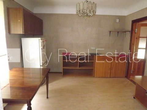 Fasādes māja, kāpņu telpa pēc kosmētiskā remonta, viena istaba izolēta, studio tipa, Rīga - foto 9