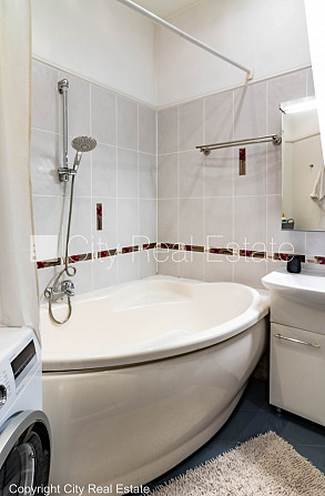 Здание во дворе, реновированный дом, закрытый двор, вход со двора, лестничная Рига - изображение 14