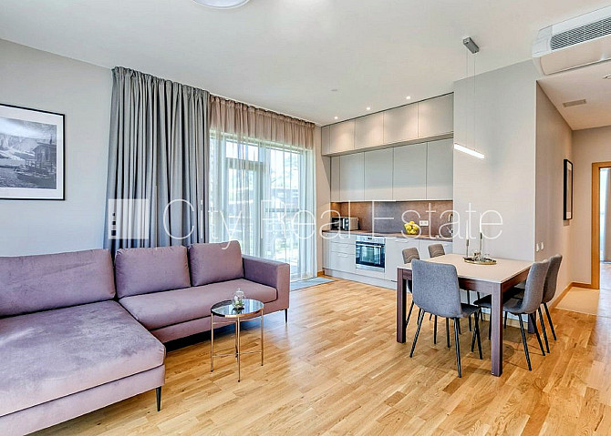 Новостройка, фасадный дом, закрытый двор, до ближайшей парковки 70 м, вход со двора, Рига - изображение 1