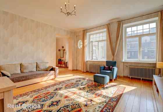 Просторная, светлая и солнечная 3-комнатная квартира расположена в престижном Рига