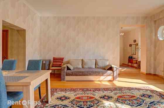 Просторная, светлая и солнечная 3-комнатная квартира расположена в престижном Рига