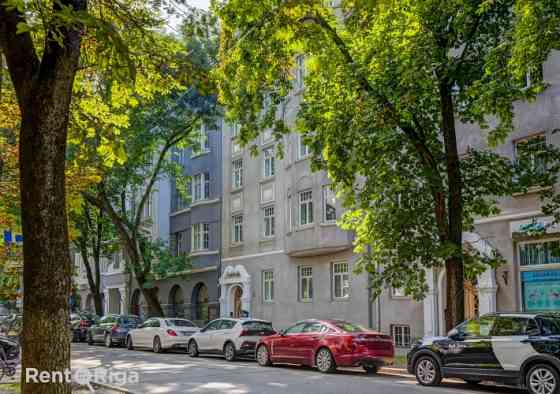 Просторная, светлая и солнечная 3-комнатная квартира расположена в престижном Рига