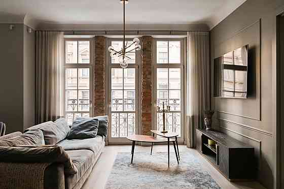 Īrei pieejams elegants un plašs 4-istabu dzīvoklis Rīgas centrā, vienā no skaistākajām renovētajām v Rīga