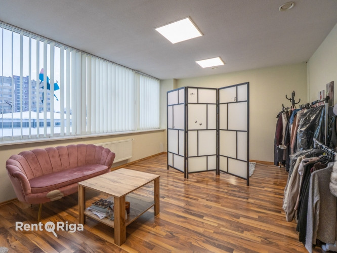 Iznomā offisa telpu Ķengaragā  Telpas platība 23m2.  Pieejama koplietošanas telpas: + tualete; Rīga - foto 1