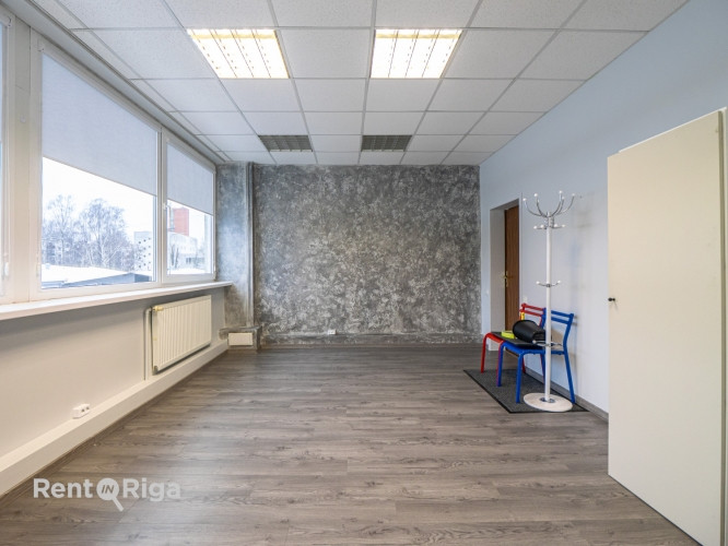Iznomā offisa telpu Ķengaragā  Telpas platība 22m2.  Pieejama koplietošanas telpas: + tualete; Rīga - foto 1