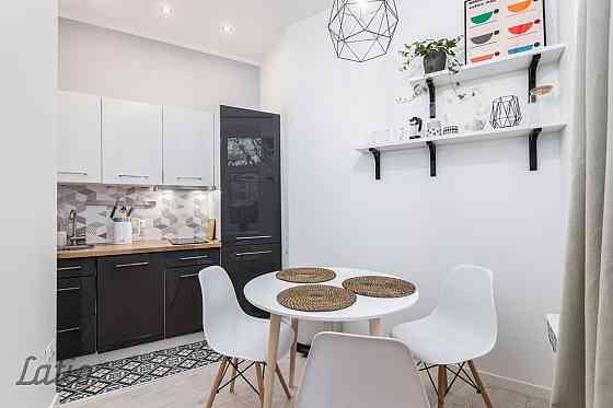 Izīrē omulīgu, pilnībā mēbelētu un ar sadzīves tehniku aprīkotu divistabu dzīvokli. Visi logi vērsti Рига