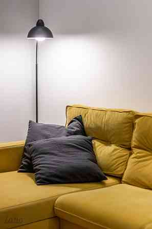 Izīrē omulīgu, pilnībā mēbelētu un ar sadzīves tehniku aprīkotu divistabu dzīvokli. Visi logi vērsti Рига