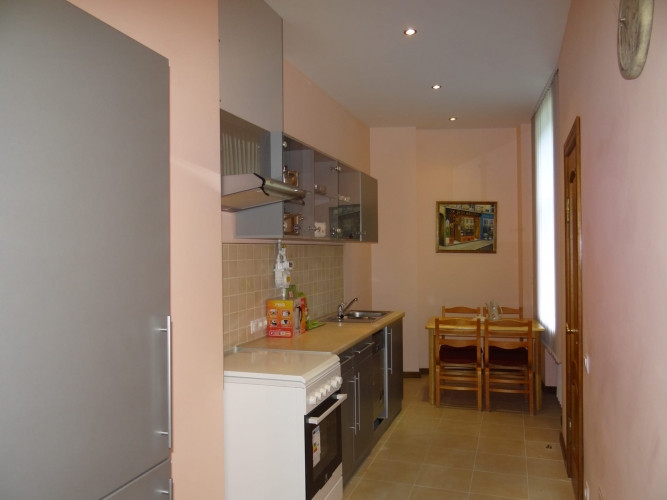 For rent one room in a shared 3 bedroom apartment in the center of Riga near Valdemara street.  The  Рига - изображение 1