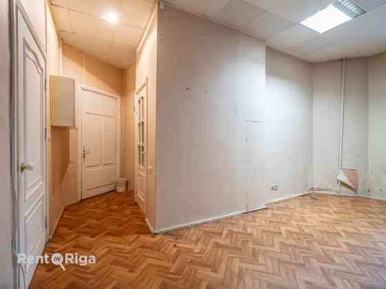 Premises suitable for a salon, shop, street-level office, or other activities.  A well-maintained pr Рига