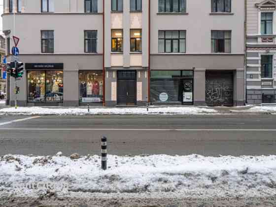 Premises suitable for a salon, shop, street-level office, or other activities.  A well-maintained pr Рига