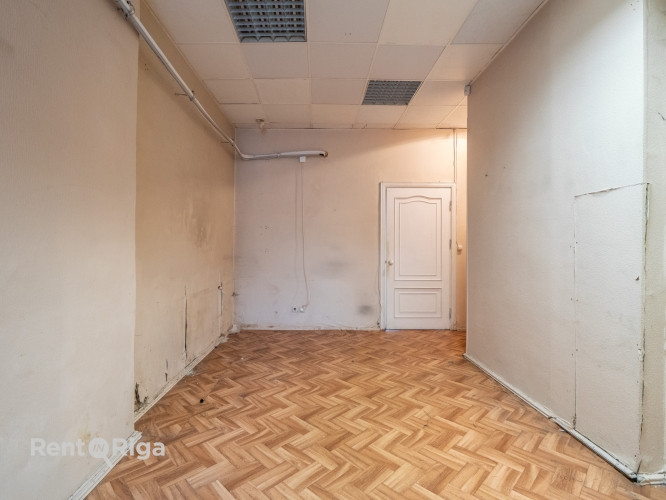 Premises suitable for a salon, shop, street-level office, or other activities.  A well-maintained pr Рига - изображение 7