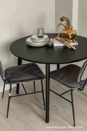 Izīrē 2 - istabu dzīvokli renovēta koka arhitektūras pērle Artilērijas ielā 71.  Dzīvoklis ir labiek Рига