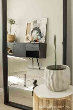 Izīrē 2 - istabu dzīvokli renovēta koka arhitektūras pērle Artilērijas ielā 71.  Dzīvoklis ir labiek Рига