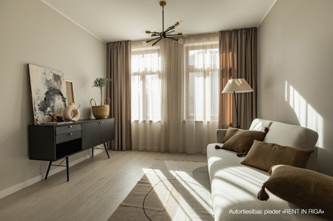 Izīrē 2 - istabu dzīvokli renovēta koka arhitektūras pērle Artilērijas ielā 71.  Dzīvoklis ir labiek Рига - изображение 1