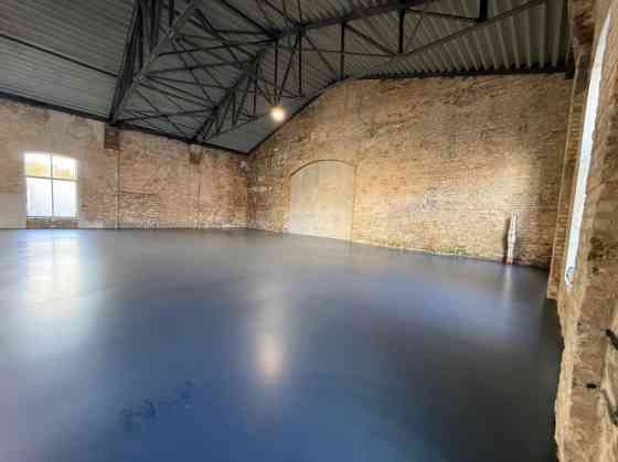 Промышленные помещения с высокими потолками.   Бывшая территория "Рижского Рига