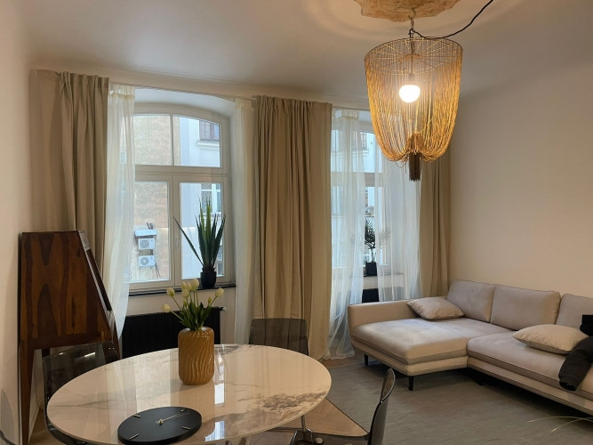 Tiek pārdots elegants dzīvoklis pilnībā renovētā vēsturiskā ēkā. Dzīvoklis pārdodas ar Rīga - foto 5