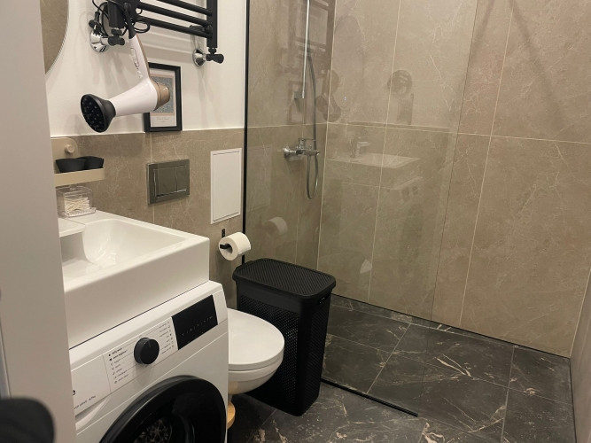 Tiek pārdots elegants dzīvoklis pilnībā renovētā vēsturiskā ēkā. Dzīvoklis pārdodas ar Rīga - foto 9