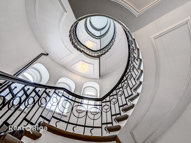Tiek pārdots elegants dzīvoklis pilnībā renovētā vēsturiskā ēkā. Dzīvoklis pārdodas ar Rīga - foto 4