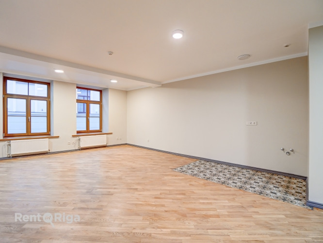 Office with a kitchen area and a private restroom.  A major renovation has just been completed in th Рига - изображение 4