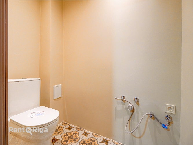 Office with a kitchen area and a private restroom.  A major renovation has just been completed in th Рига - изображение 6