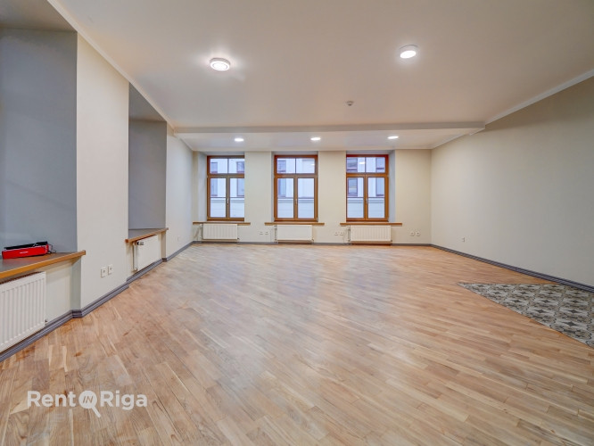 Office with a kitchen area and a private restroom.  A major renovation has just been completed in th Рига - изображение 2